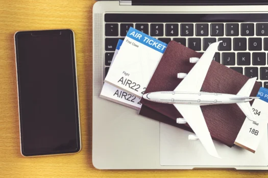 Billets d'avion sur un ordinateur
