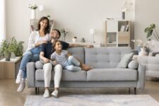 Famille sur un canapé
