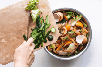 Une personne jette des détritus de légumes